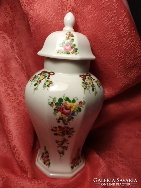 Lichte porcelain urn vase with lid