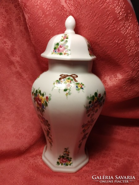 Lichte porcelain urn vase with lid