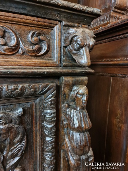 A274 Antik,dúsan faragott reneszánsz stílusú tálaló, vagy könyves szekrény
