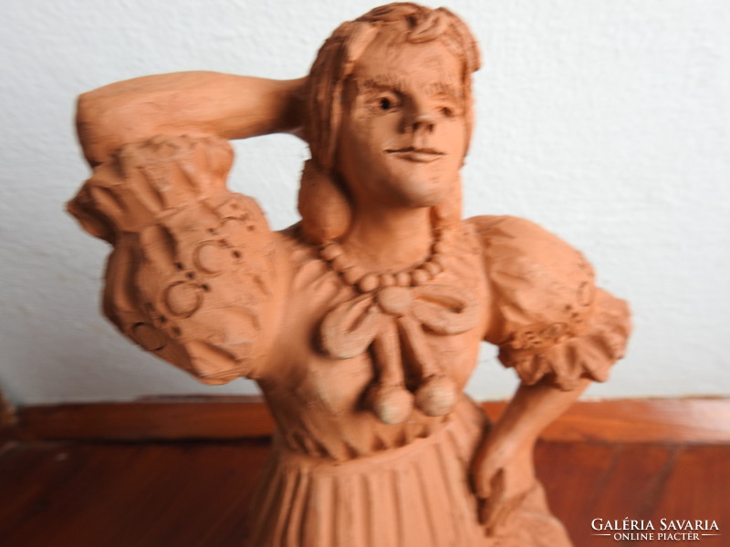 ÜRM 2000 - nagyméretű terrakotta táncoló nő szobor