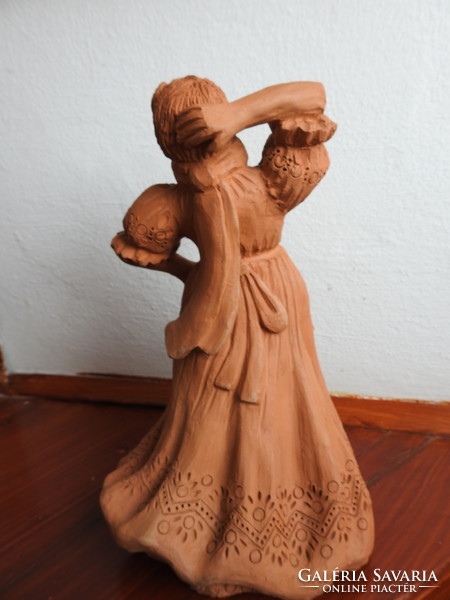 ÜRM 2000 - nagyméretű terrakotta táncoló nő szobor
