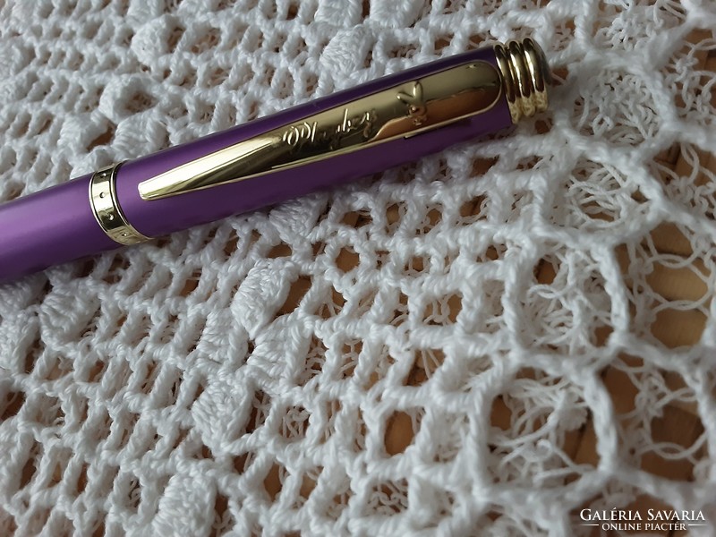 Playboy felirattal 0.5 ös fém töltő ceruza toll, lila és arany színkombinációval izgalmas ajándék