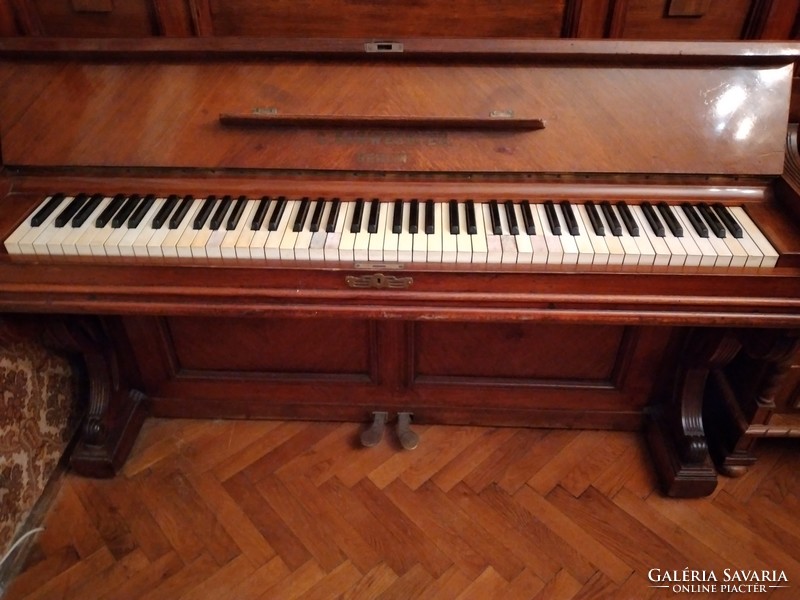 Pécsett ritka G. Schwechten páncéltőkés pianínó eladó