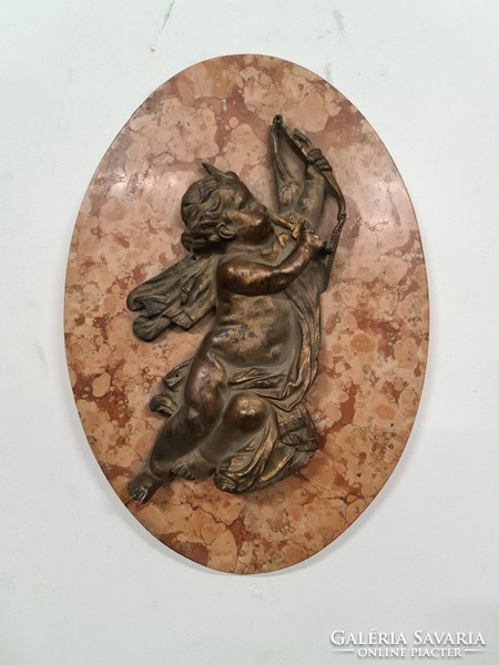 Antik bronz zenélő puttó márvány lapon