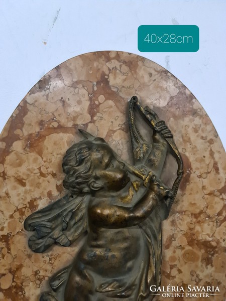 Antik bronz zenélő puttó márvány lapon