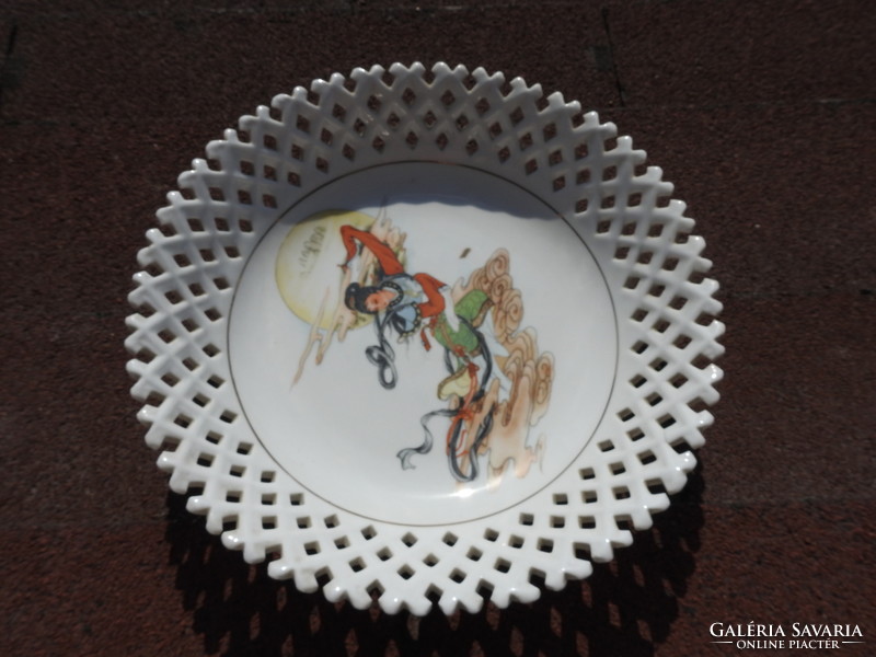 Marked Chinese decorative plate with lace edge