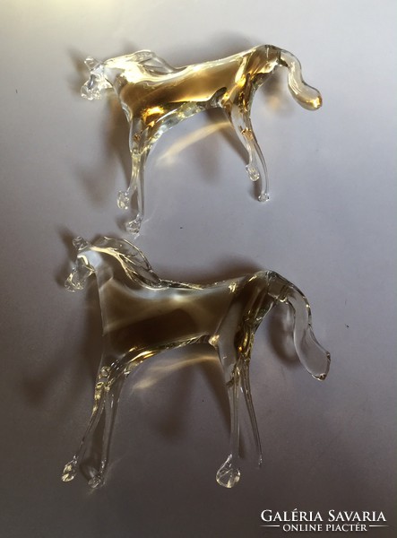 The right hind hooves of both Murano horses are broken!