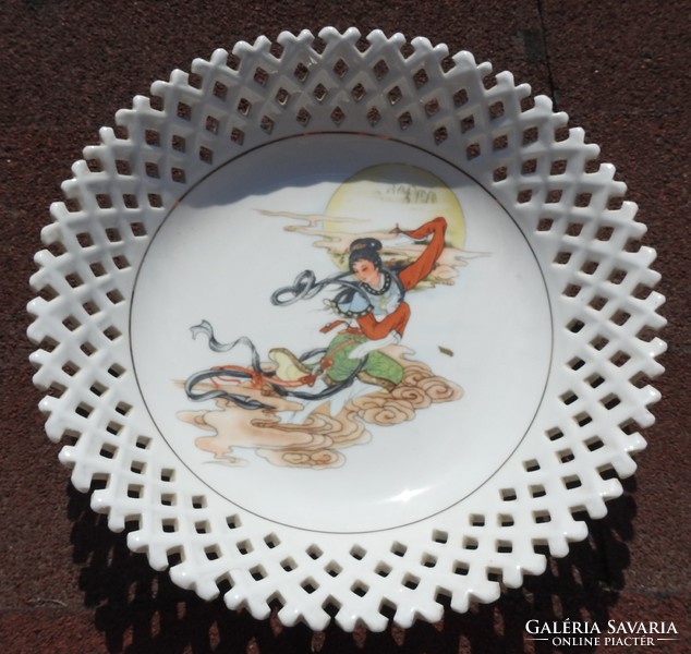 Marked Chinese decorative plate with lace edge