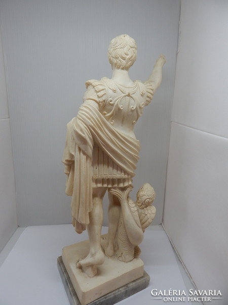 Octavianus, későbbi nevén Augustus császár. szobra alabástromból.