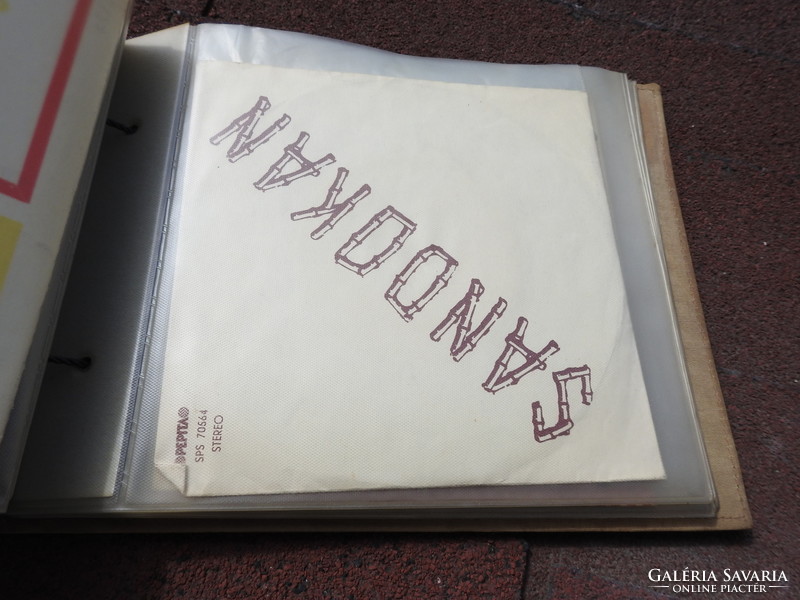 Bakelit kislemez gyűjtemény eredeti bőr tároló könyvében 20 db
