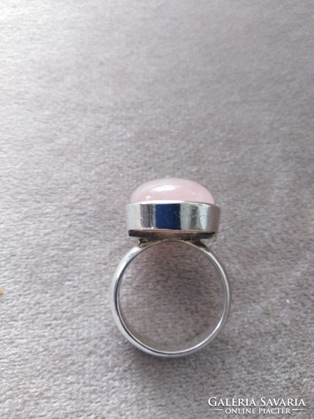 Egyszerű vonalvezetésű ezüst gyűrű, rózsa kővel