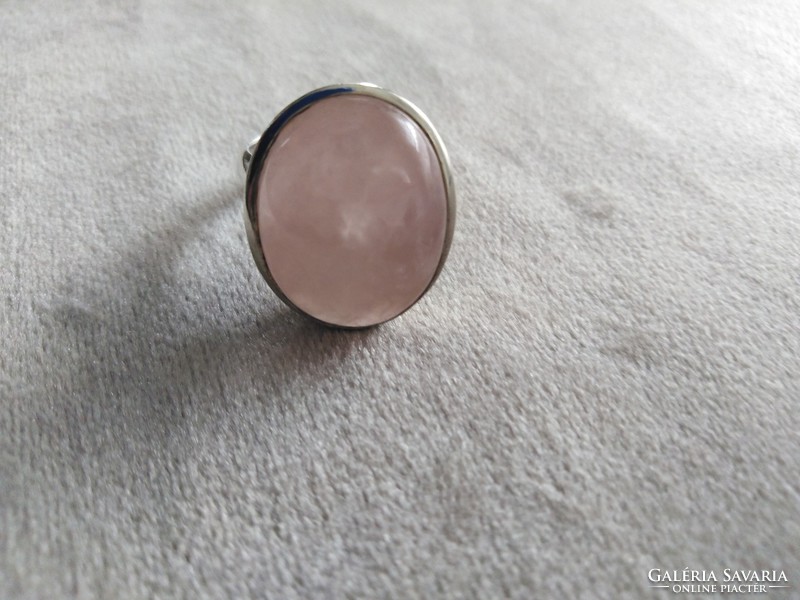 Egyszerű vonalvezetésű ezüst gyűrű, rózsa kővel