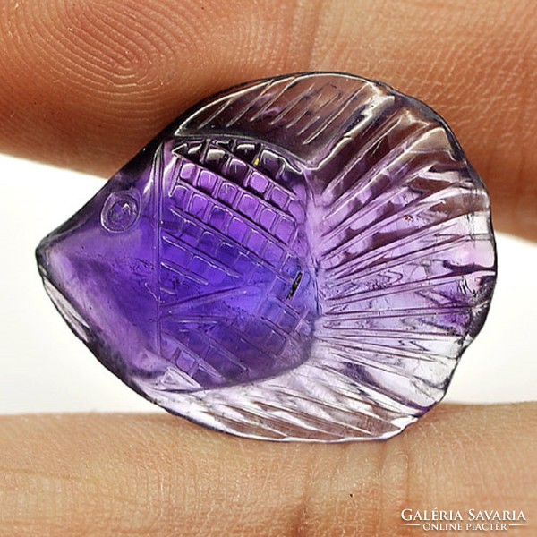 Real, 100% natural carved/engraved violet amethyst fish 13.78ct (st. - Almost translucent)