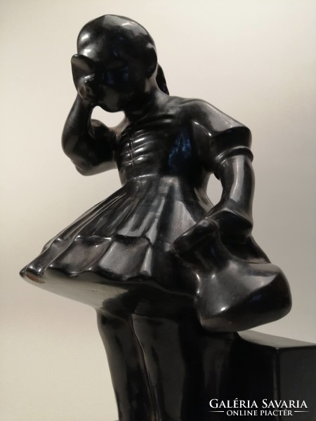 Art-deco kerámia szobor - Pityergő kislány