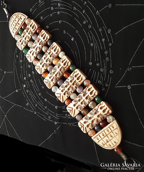 Csont,  régi, kézi faragással készült karkötő, színes gyöngyökkel kombinált, mutatós hibátlan darab