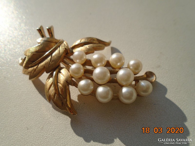 Trifari usa vintage collectible gold plated brooch with pearls