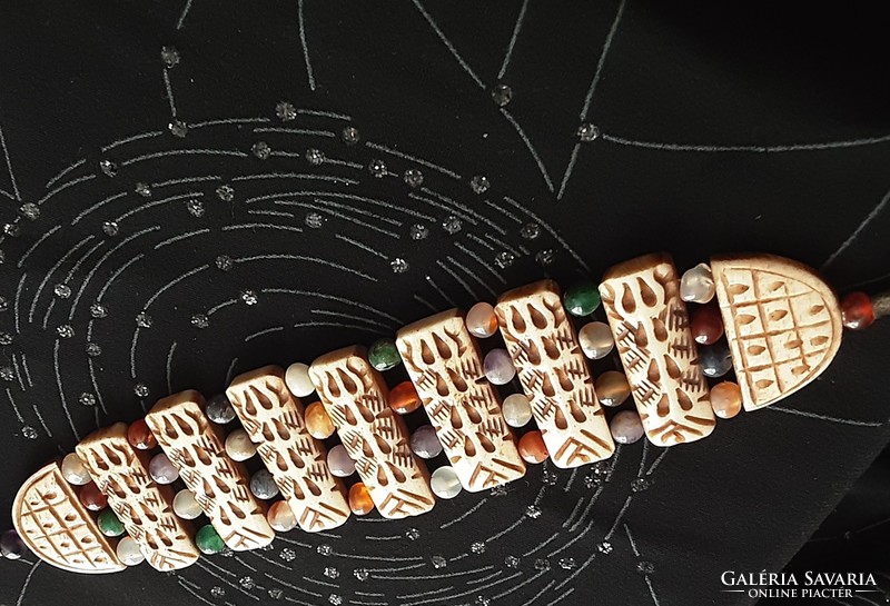 Csont,  régi, kézi faragással készült karkötő, színes gyöngyökkel kombinált, mutatós hibátlan darab