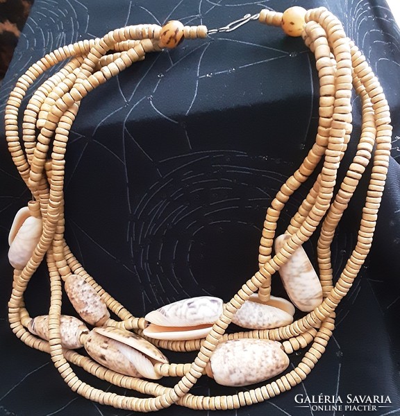 Afrikai, kézműves nyaklánc, kagylókkal kombinált 4 soros 45 cm hosszú , 8 db kagylót tartalmaz