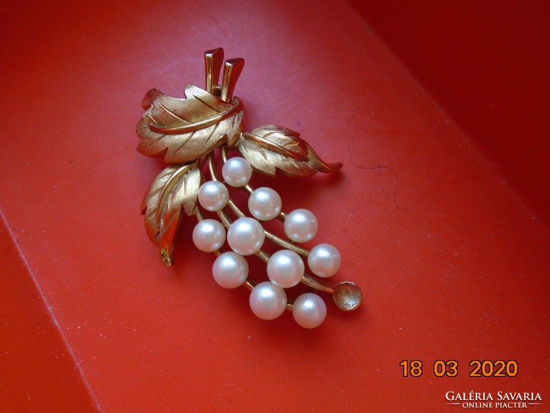 Trifari usa vintage collectible gold plated brooch with pearls