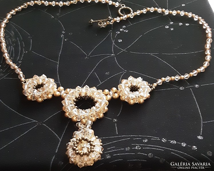 Crystal necklace, golden brown for a great occasion for theater, etc. It is also excellent as a gift