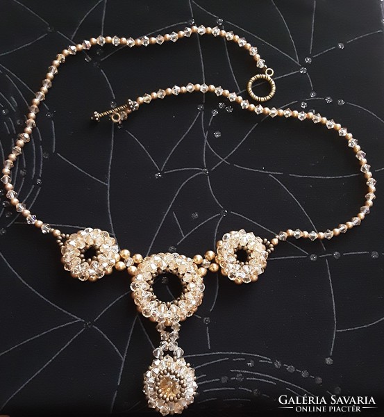 Crystal necklace, golden brown for a great occasion for theater, etc. It is also excellent as a gift
