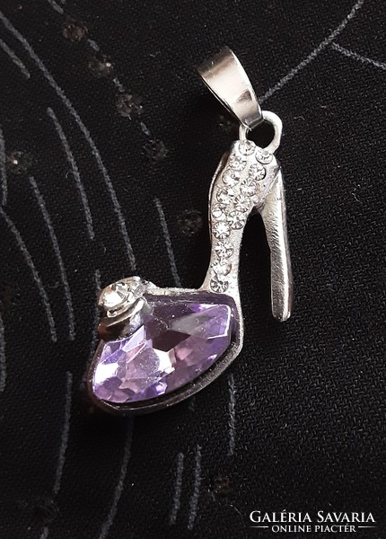 Lila kristály  szett, hattyút formázó fülbevaló, és csodaszép lila cipőt formázó medál