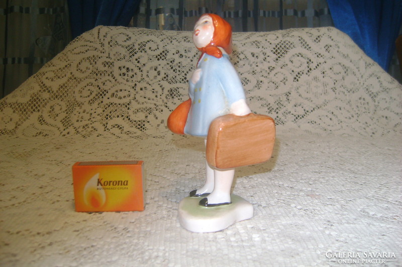 Utazó kislány - Bodrogkeresztúri figura, nipp - piros kendős