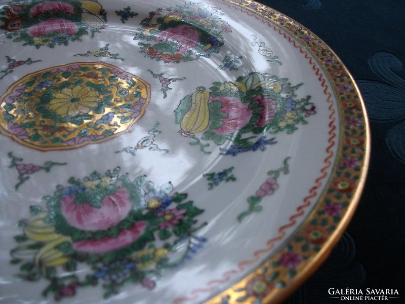 Famille rose aranybrokát mintás kézzel festett kínai dísztál