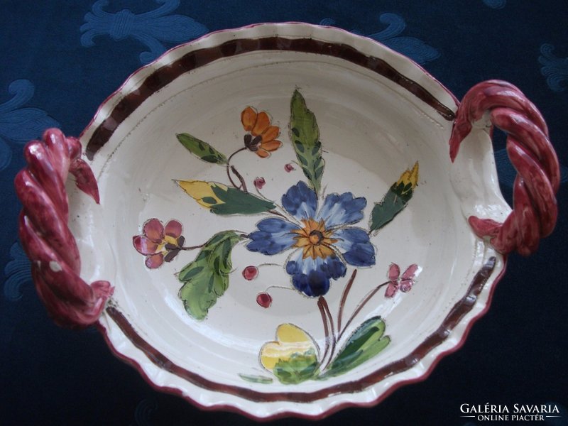 Látványos kézzel festett ,karcolt ,virágmintás MAJOLIKA olasz asztalközép, fonott fogókkal
