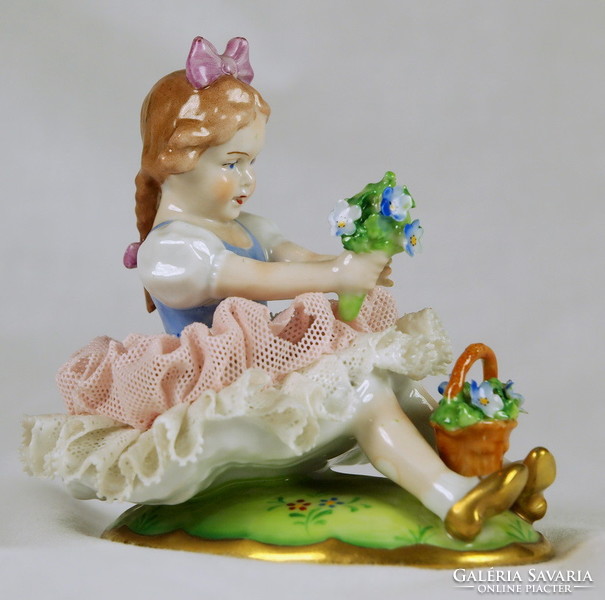 Csipke porcelán kislány virágokkal