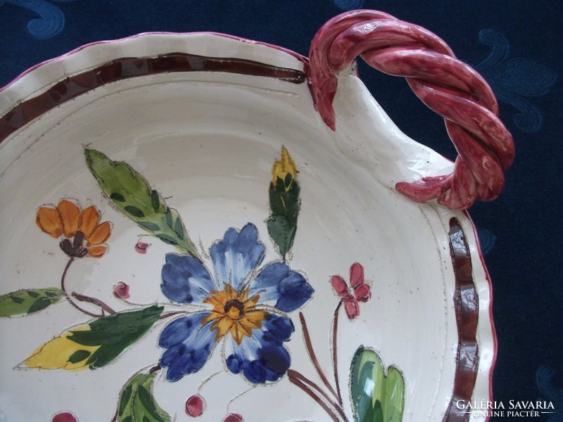 Látványos kézzel festett ,karcolt ,virágmintás MAJOLIKA olasz asztalközép, fonott fogókkal