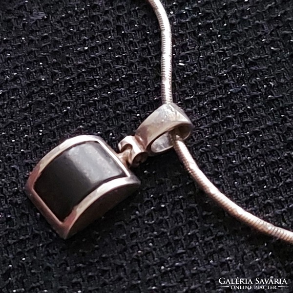 Antik ezüst nyaklánc, 925 ös,  60 cm hosszú,  medállal, benne fekete onix kő