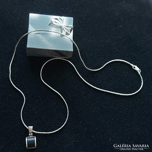 Antik ezüst nyaklánc, 925 ös,  60 cm hosszú,  medállal, benne fekete onix kő