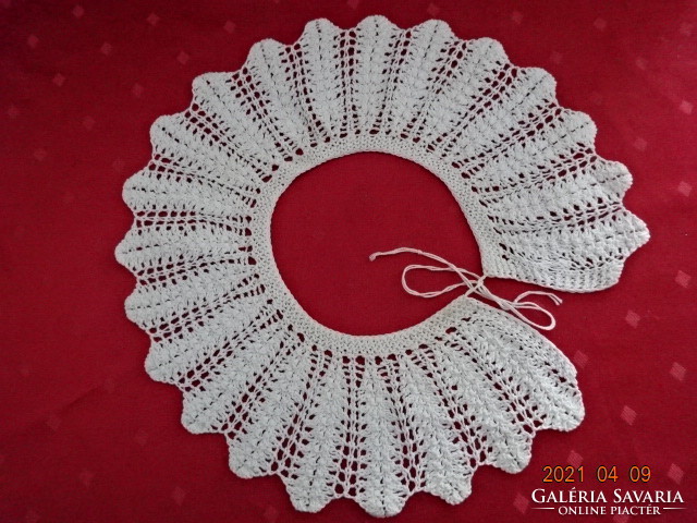 Crochet lace collar, outer diameter 35 cm. He has!