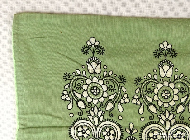 1C302 Hímzett zöld vászon párnahuzat 42 x 58 cm