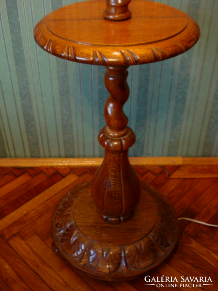 Asztalkás faragott fa állólámpa, festett pergamen burával