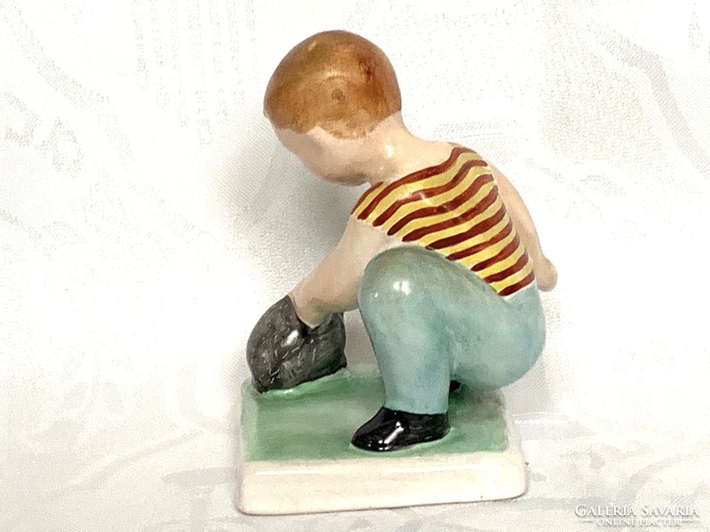 Ritka festésű Bodrogkeresztúri sünit simogató fiú, kerámia, 10 cm.
