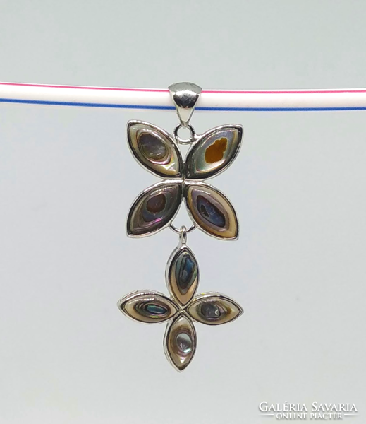 Mother-of-pearl flower pendant with shell inlay