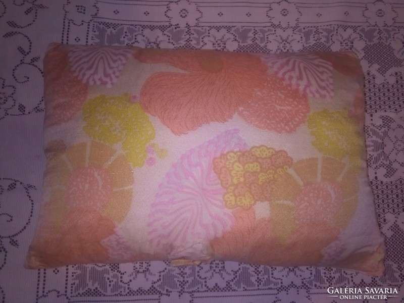 Régi  kézzel hímzett díszpárna