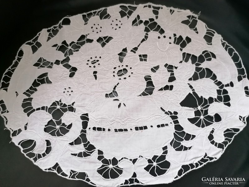 Antik riselt terítő asztalközép virágkosár kézi hímzett 44 x 33