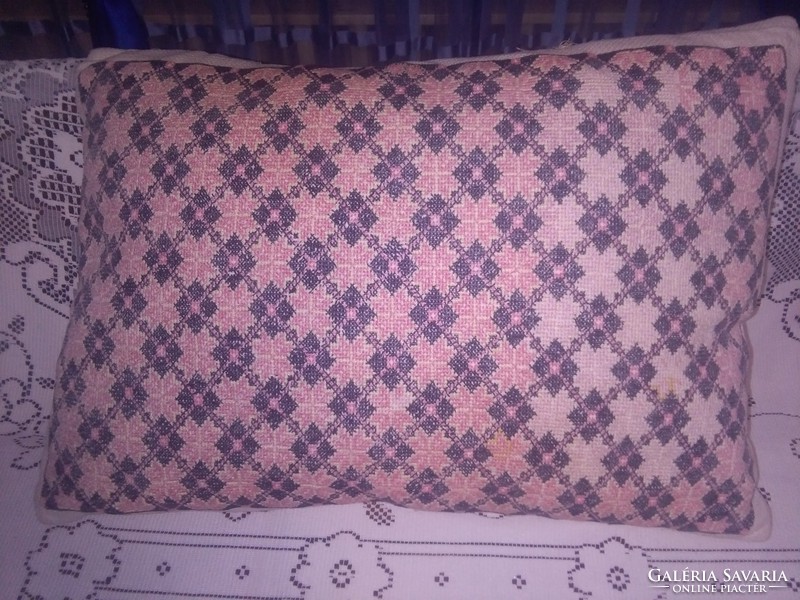 Régi  kézzel hímzett díszpárna