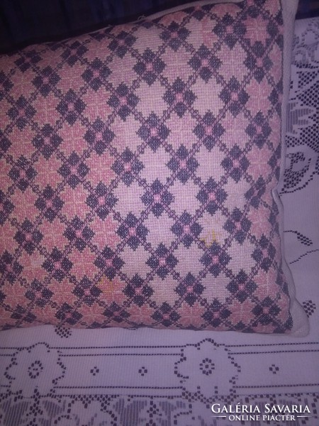 Régi  kézzel hímzett díszpárna