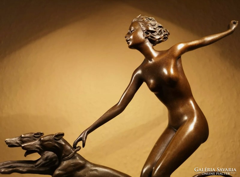 Kutyát sétáltató női akt - bronz szobor műalkotás