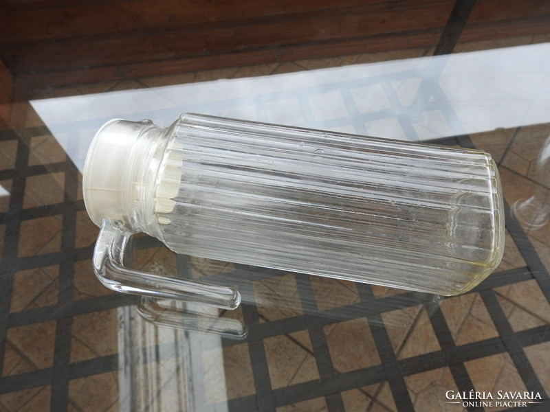 Régi bordázott üvegkancsó műanyag dugóval