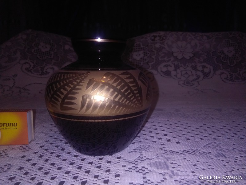 Fekete üveg váza arany mintával