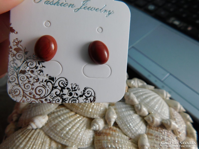 Cabochon red jasper earrings 8*10mm, nickel-free with rhodium-plated fittings.