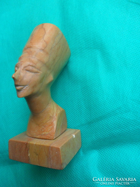 Egyiptomi fáraó Nofretete  szobor ásvány kőből faragva