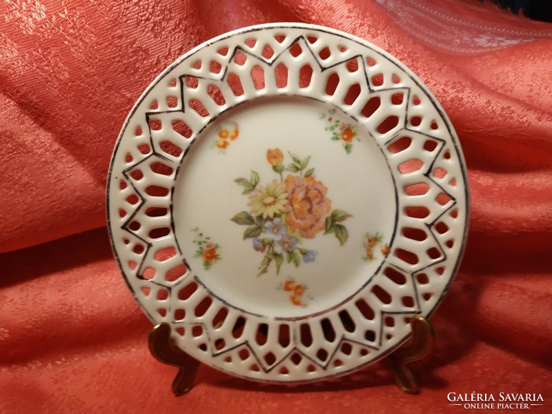 Virágmintás porcelán dísz tányér, gyűrűs tányér