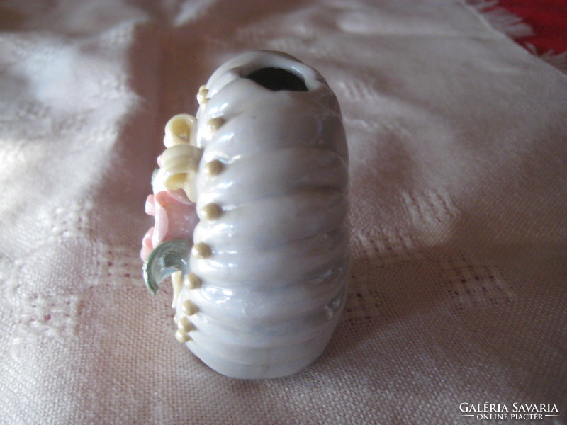 Porcelán kis váza  szép irrizáló színekkel  , 5,5 x 6 cm , jelzés nélküli