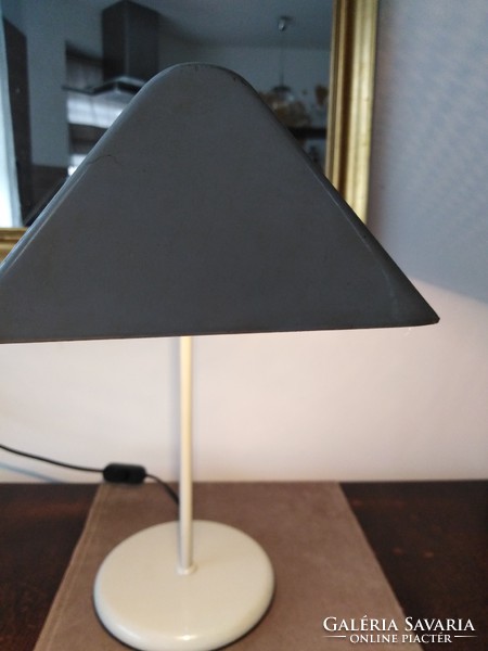 Table lamp with mesh metal roof